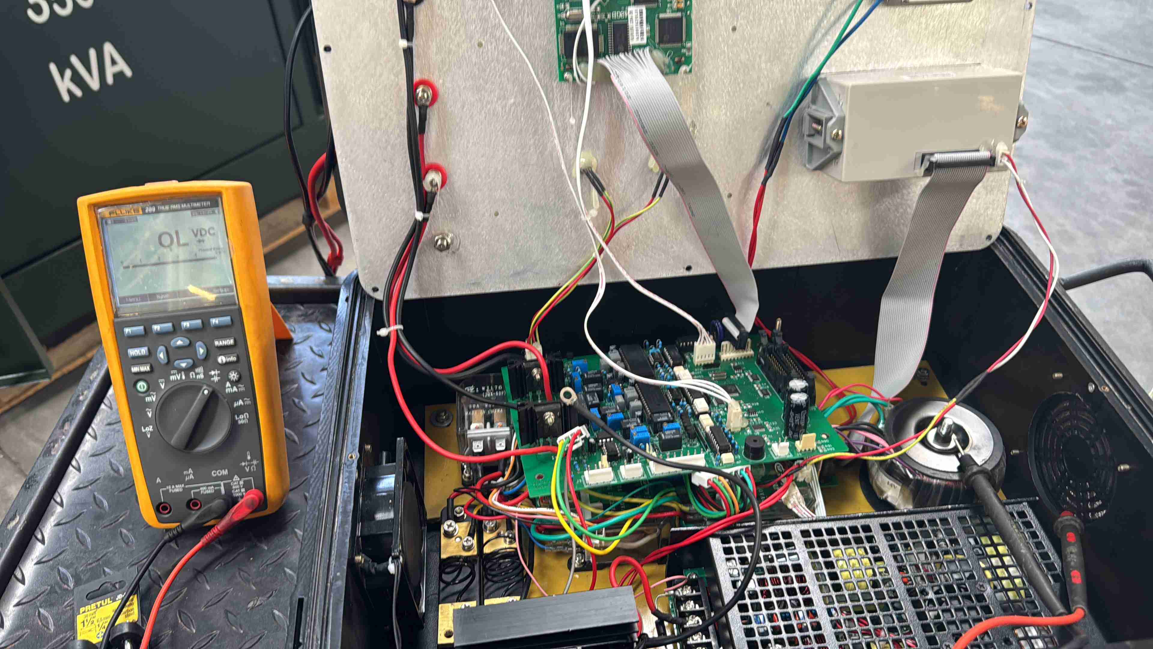 Diagnóstico electrónico de equipo medidor de resistencias de transformadores industrial utilizando multímetro digital, mantenimiento y automatización industrial