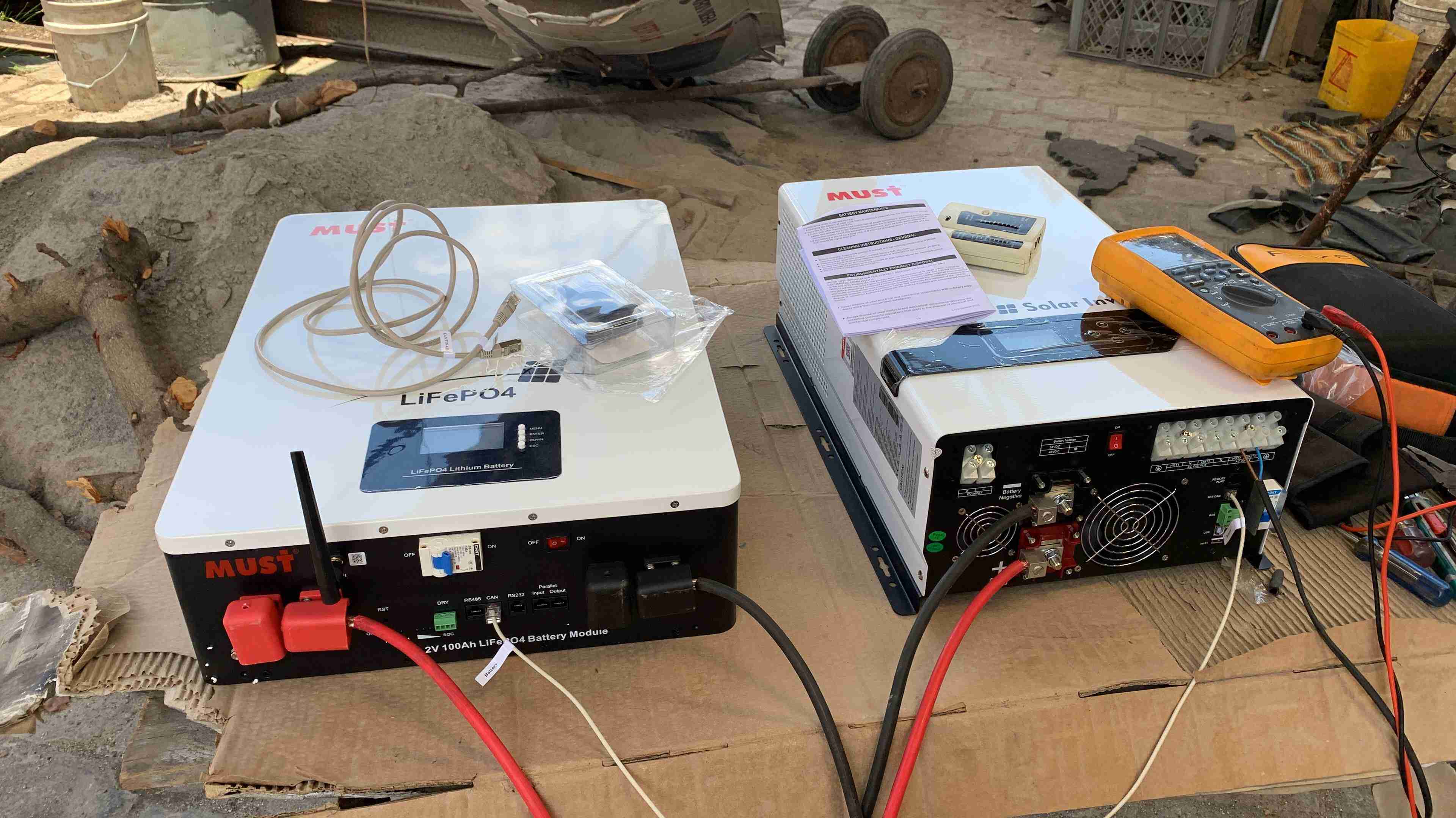 Banco de baterías LiFePO4 e inversor MUST para sistema solar off-grid instalado por Multiservicios R.A.C.
