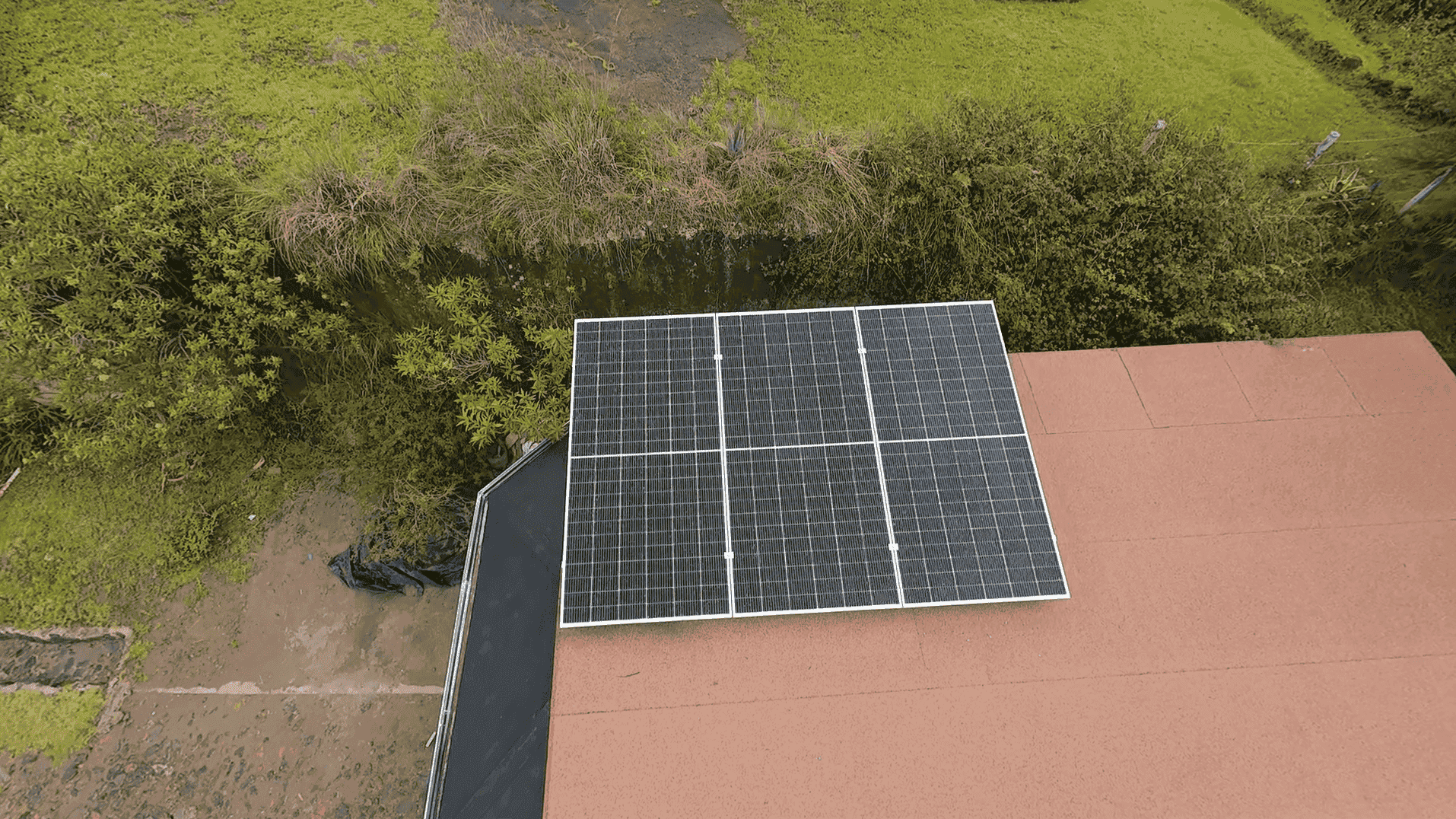 Sistema de paneles solares instalado en vivienda residencial para ahorro energético y respaldo eléctrico