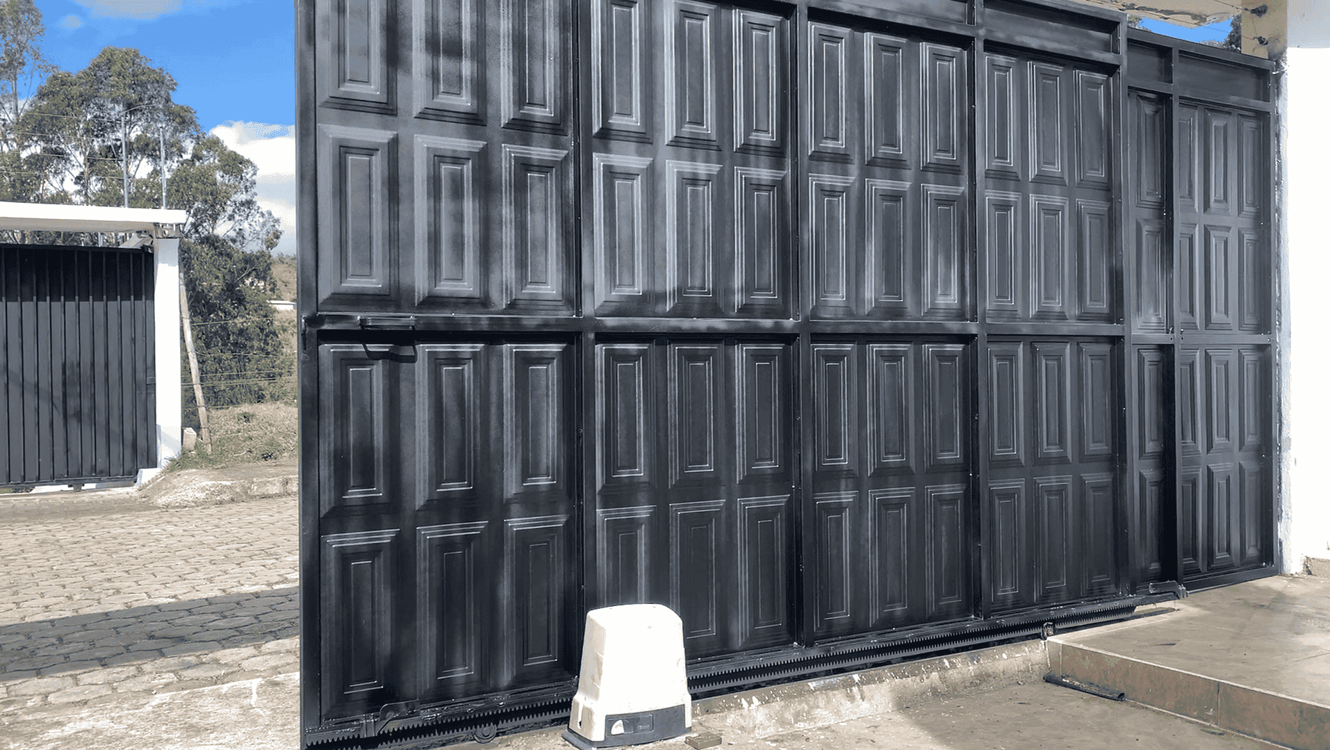 Fabricación, instalación y automatización de portón metálico para acceso vehicular