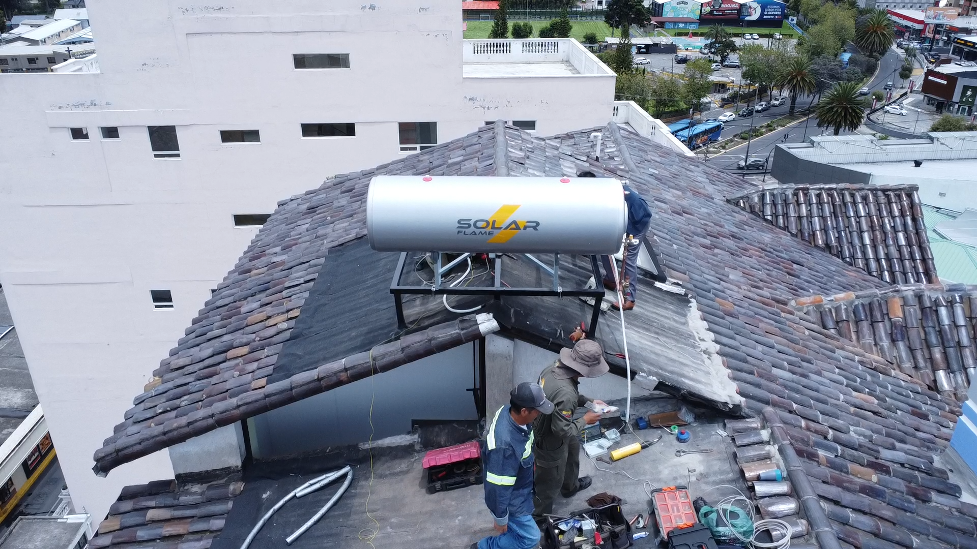Sistema solar de agua caliente para vivienda residencial en Quito Ecuador