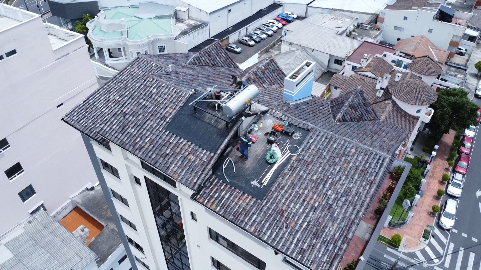 Instalación de sistema solar de agua caliente en terraza de edificio de Quito Ecuador