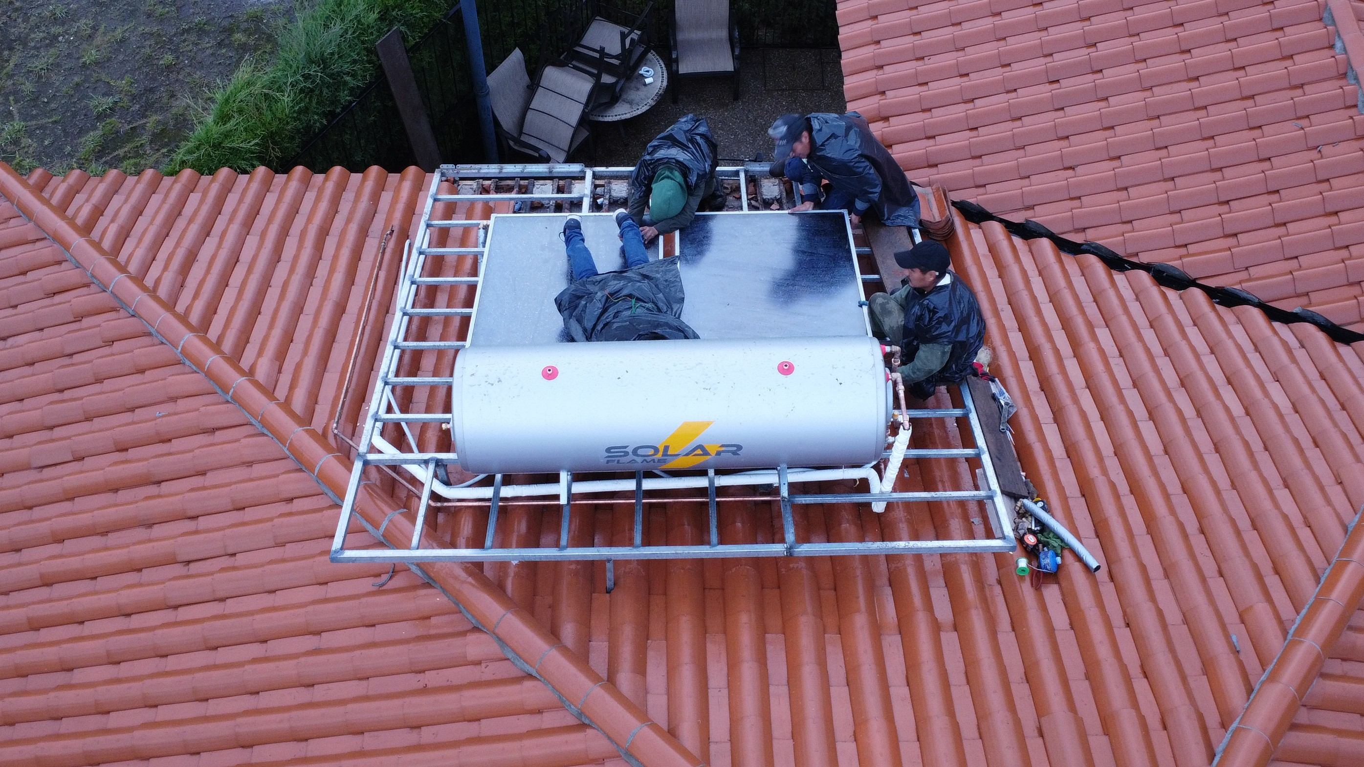 Conexión de tubería de cobre en calentador solar de agua Solar Flame en Cotacachi Ecuador