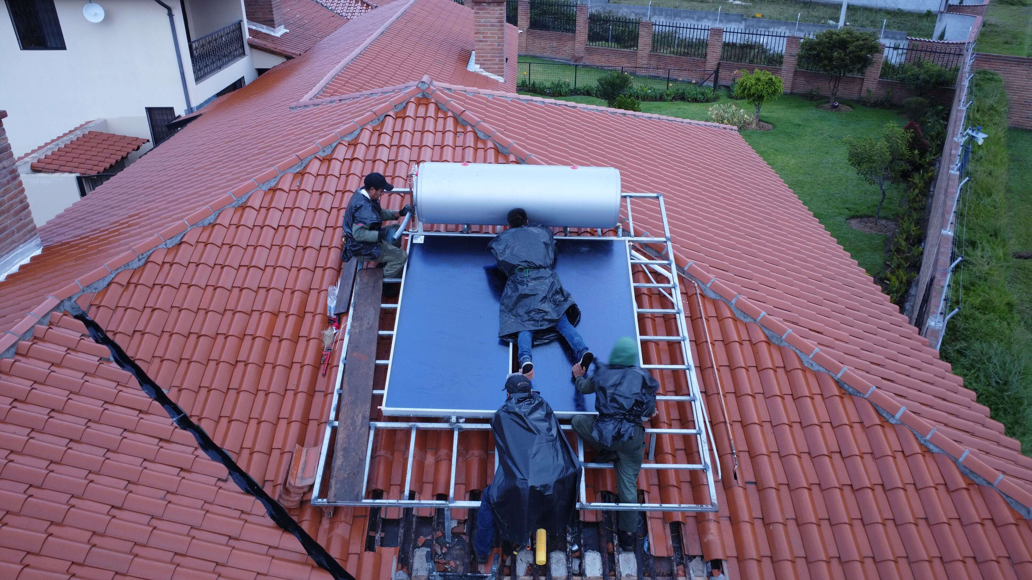 Calentador solar de agua Solar Flame tipo presurizado instalado en Cotacachi Ecuador