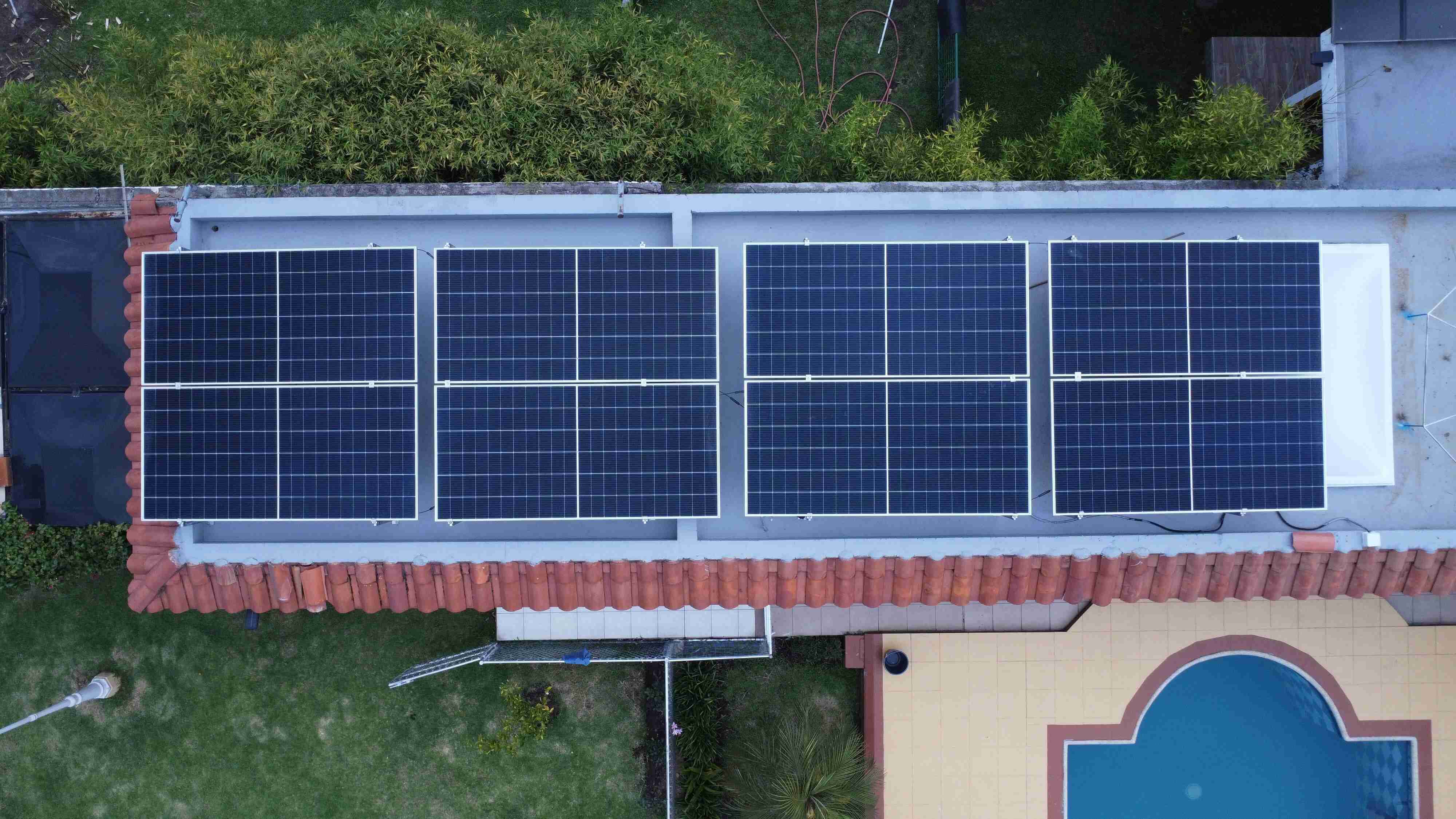 Instalación de sistema fotovoltaico residencial con paneles solares en vivienda de Quito, Ecuador