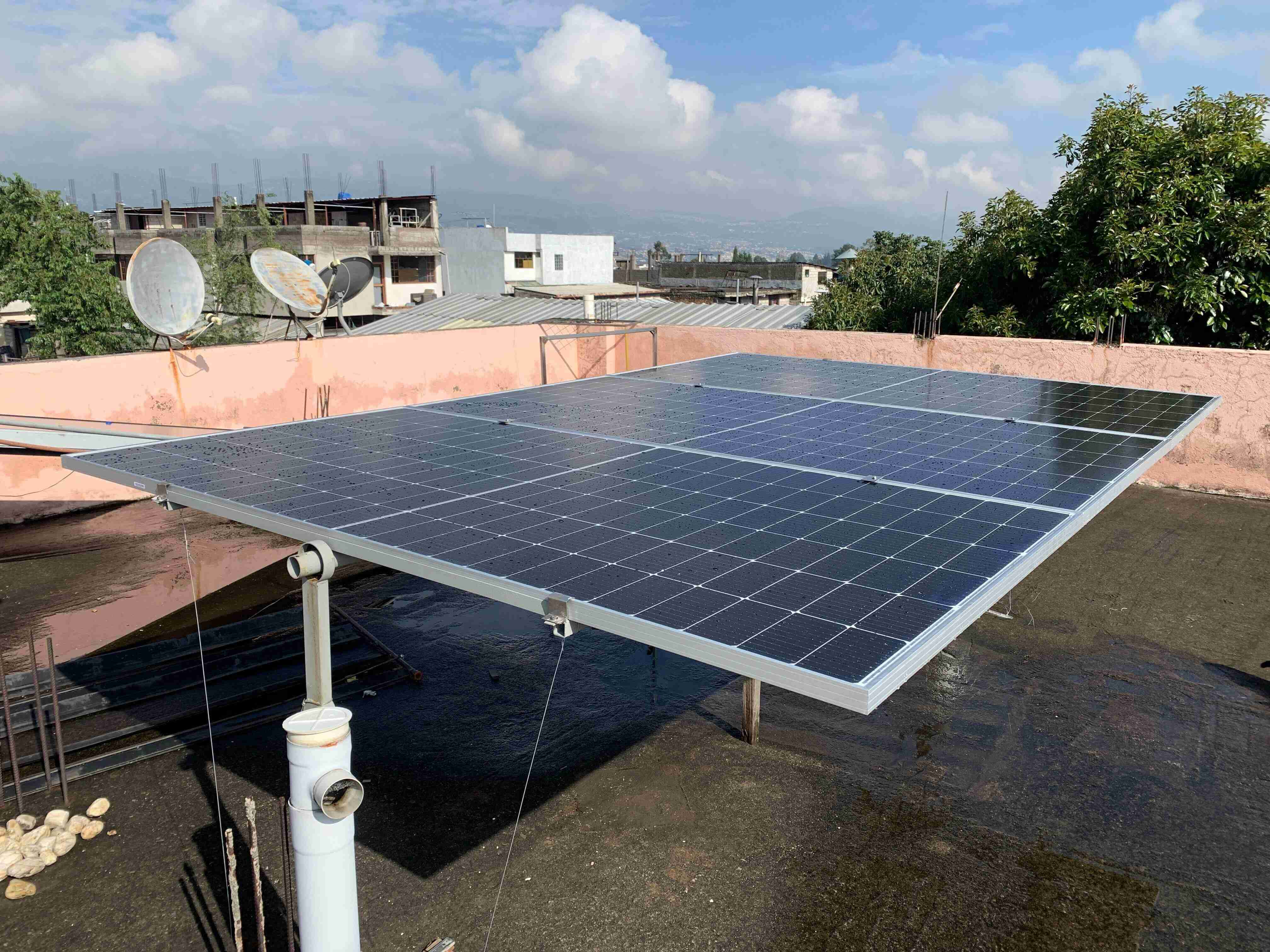 Sistema fotovoltaico residencial instalado en zona urbana de Quito con estructura metálica