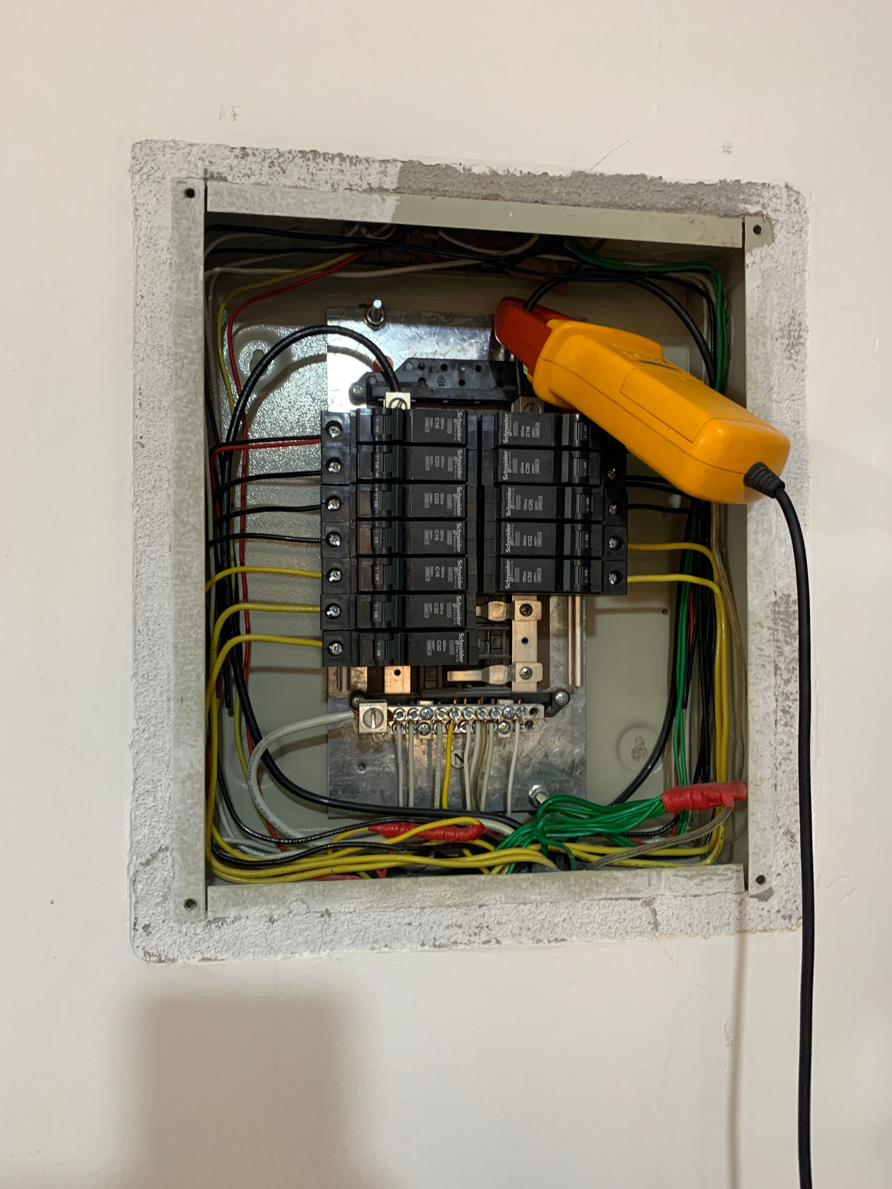 Tablero eléctrico residencial con interruptores termomagnéticos y puesta a tierra, mantenimiento preventivo realizado por Multiservicios R.A.C.