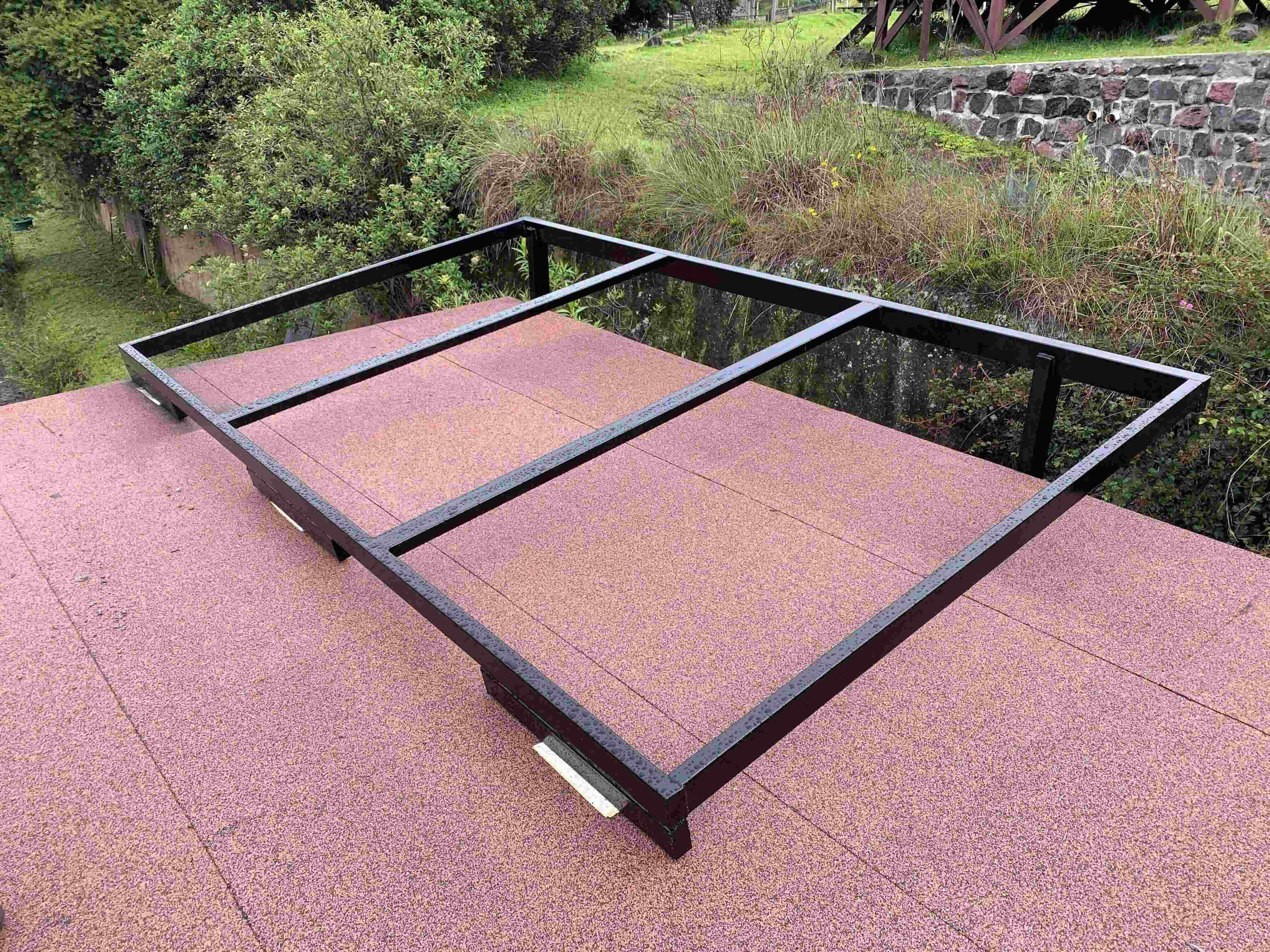 Estructura metálica para la instalación de tres paneles solares