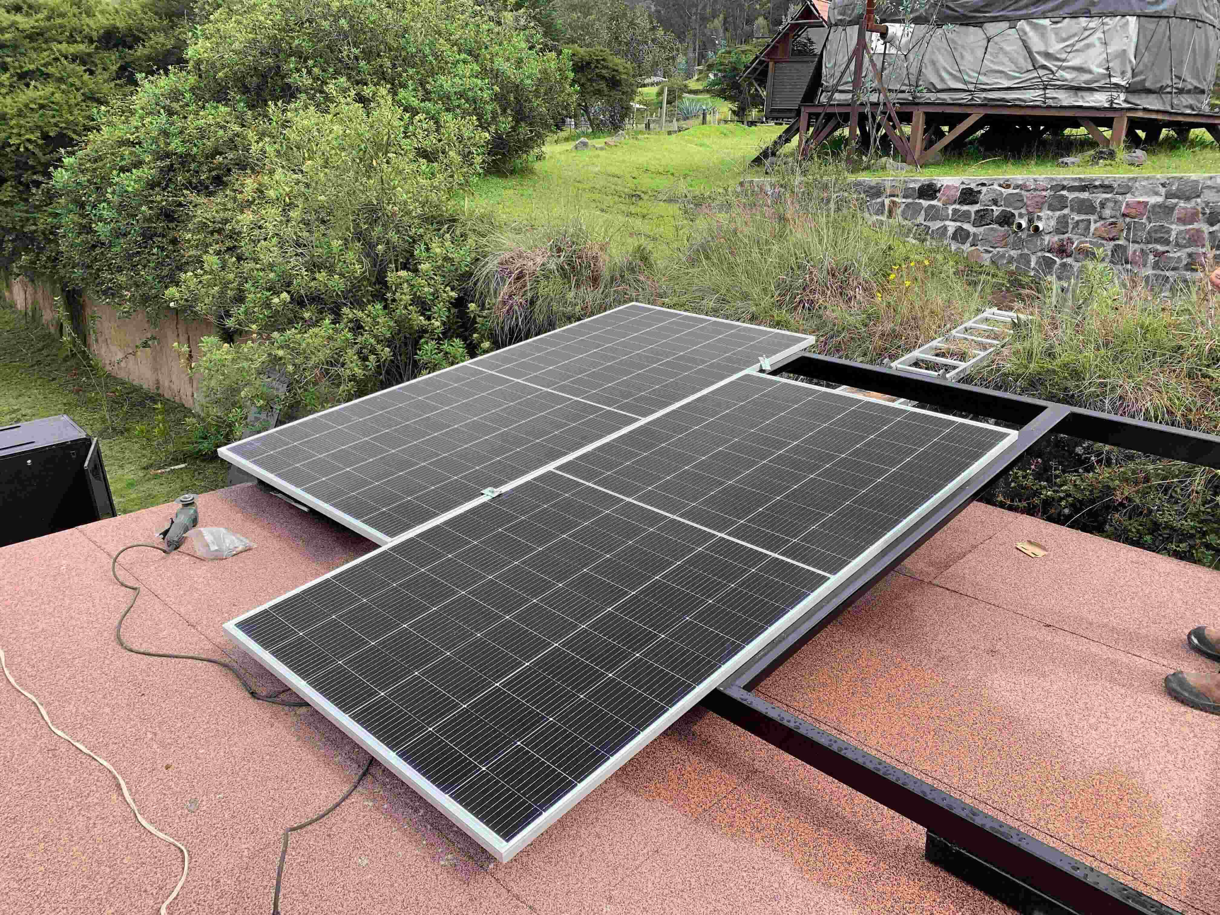 Instalación de paneles solares sobre estructura metálica en vivienda para generación eléctrica