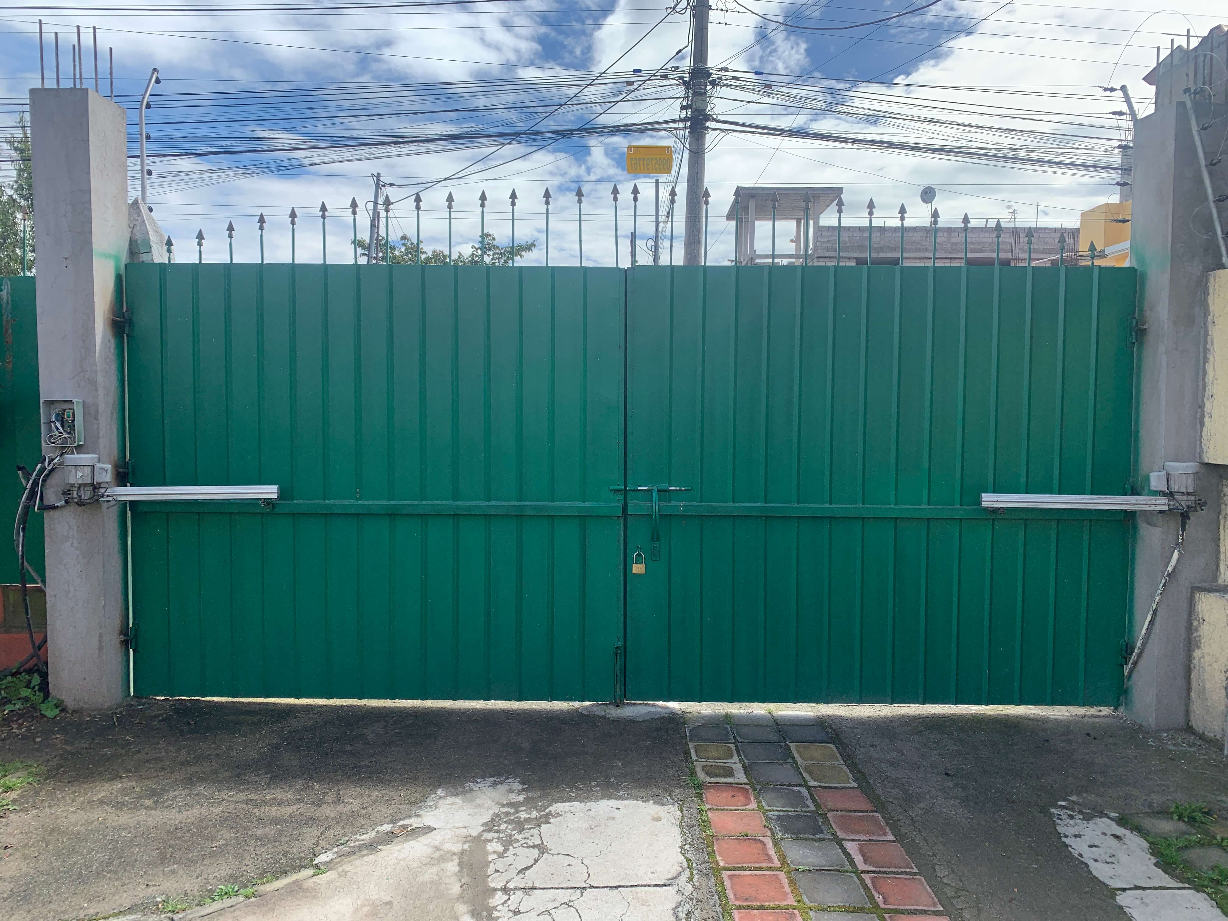 Automatización de portón metálico con motores eléctricos para acceso residencial