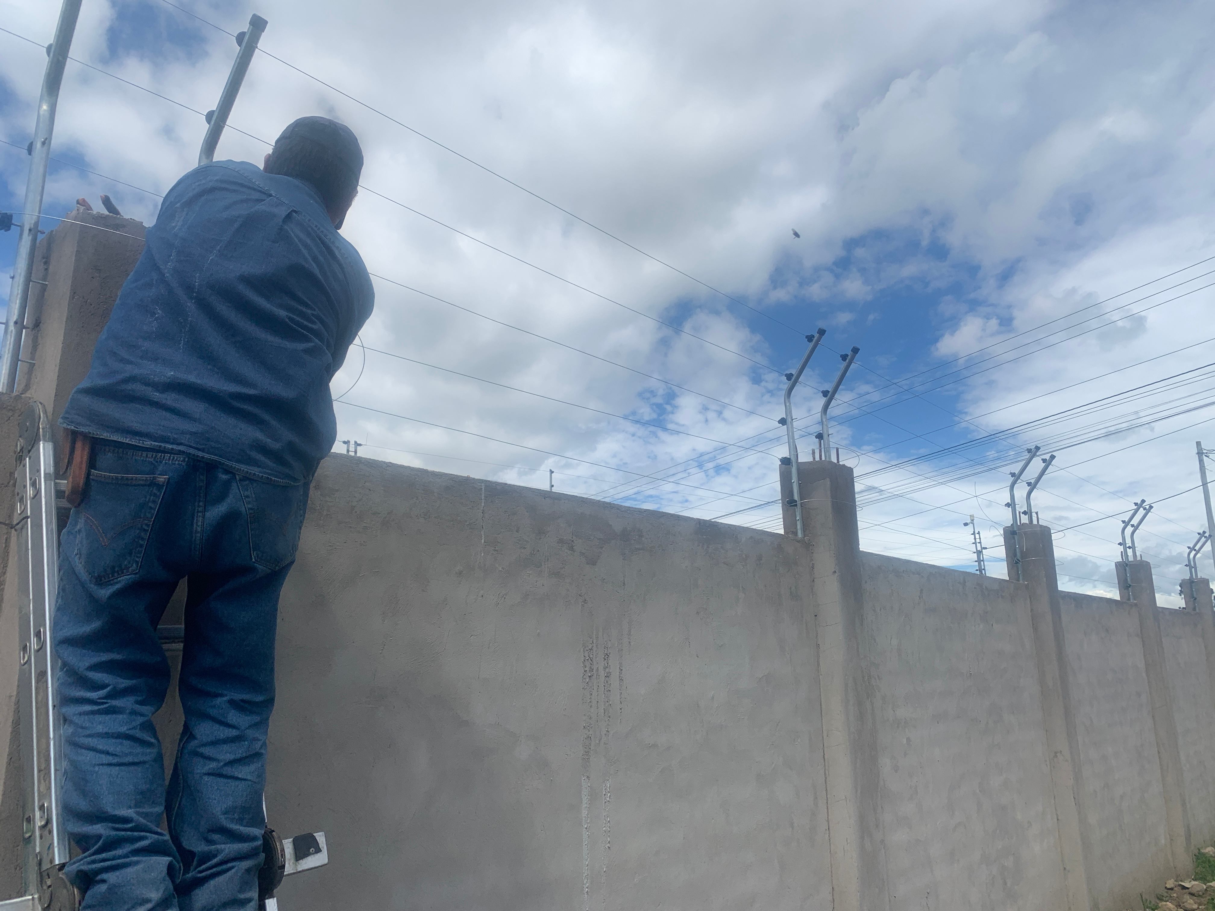 Instalación y mantenimiento de cerco eléctrico perimetral para seguridad residencial