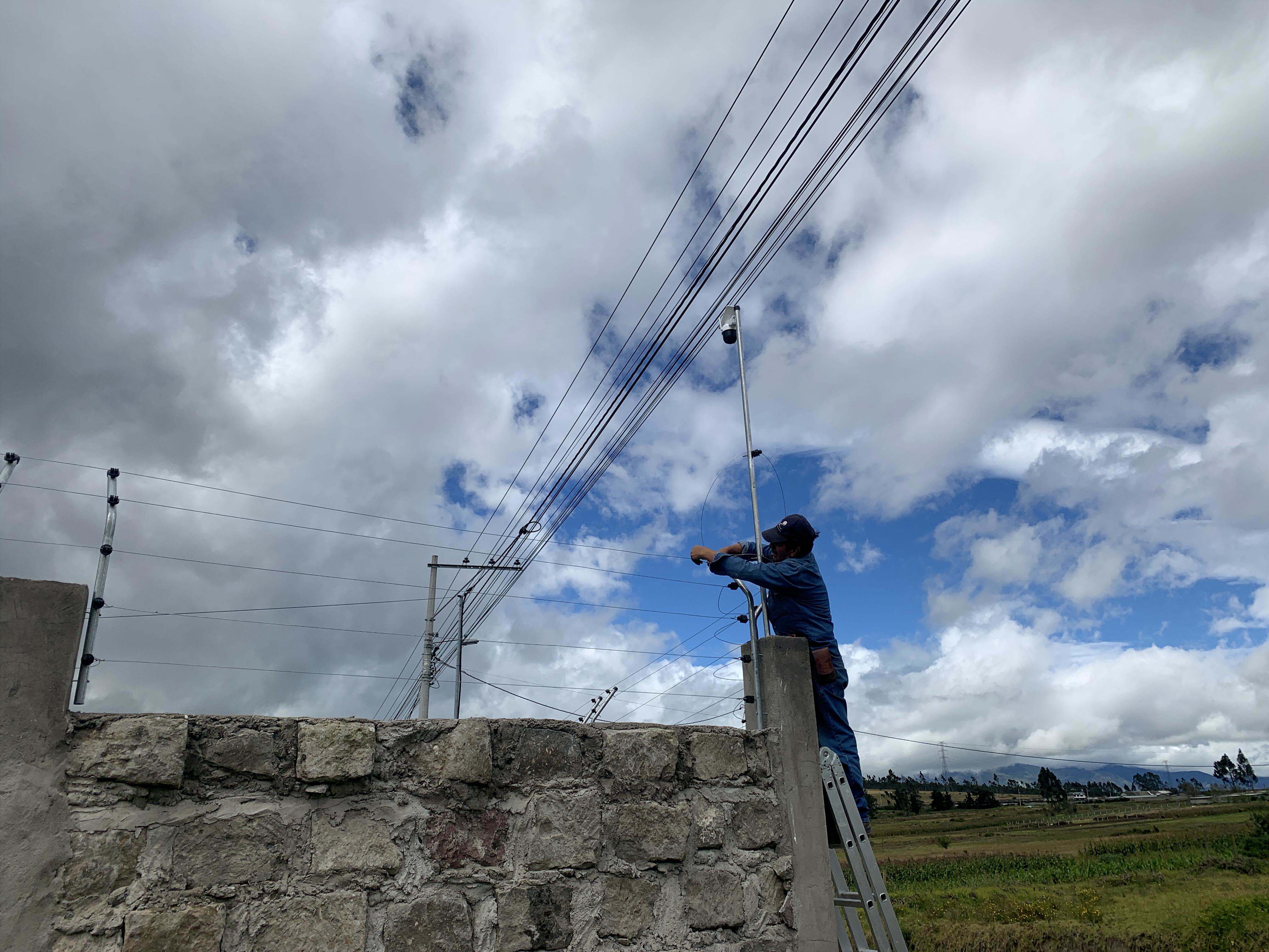 Instalación de cerca eléctrica y cámara de seguridad solar en Ambato Ecuador