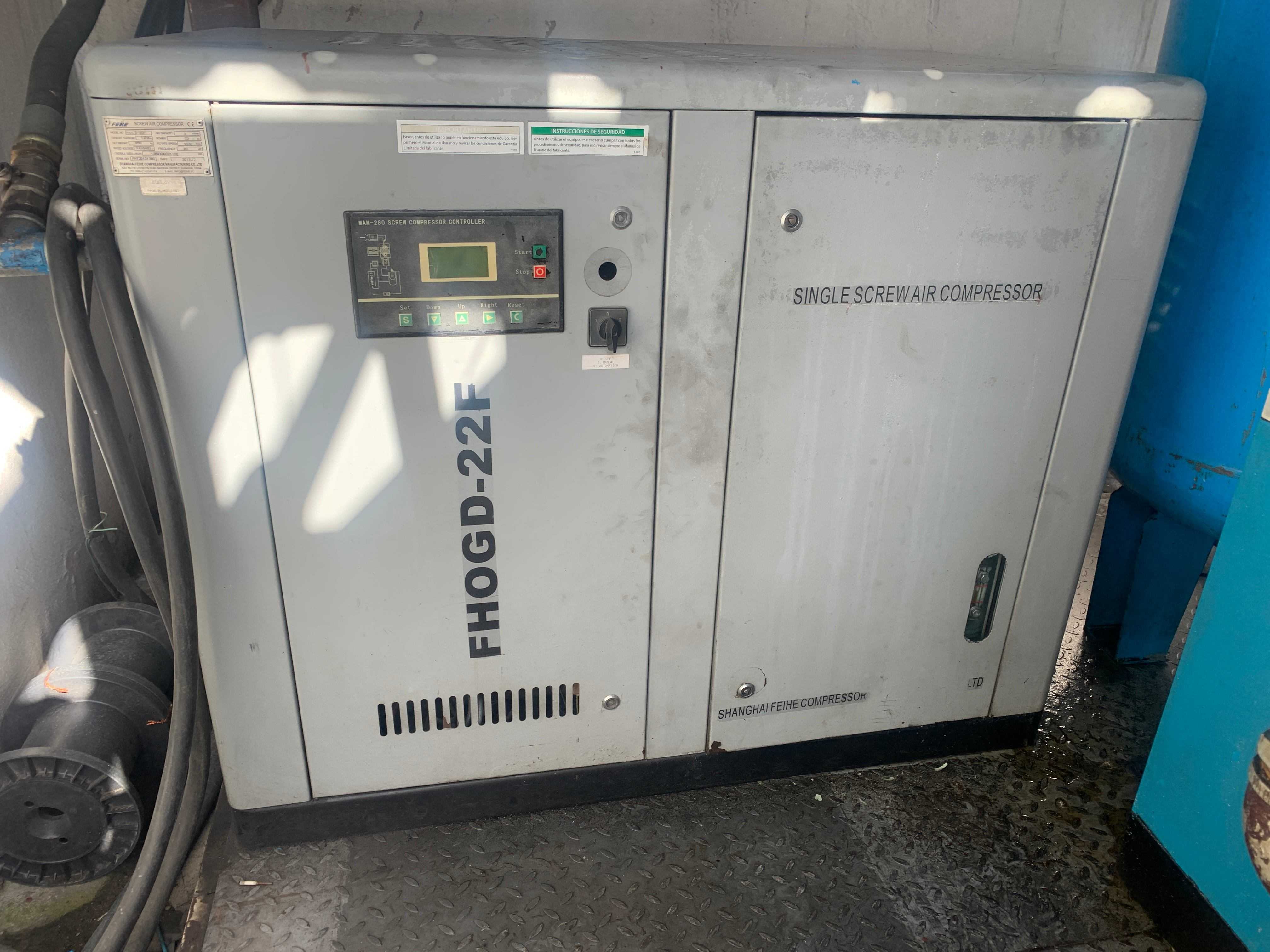 Compresor industrial de tornillo para sistemas neumáticos, mantenimiento y servicio técnico industrial