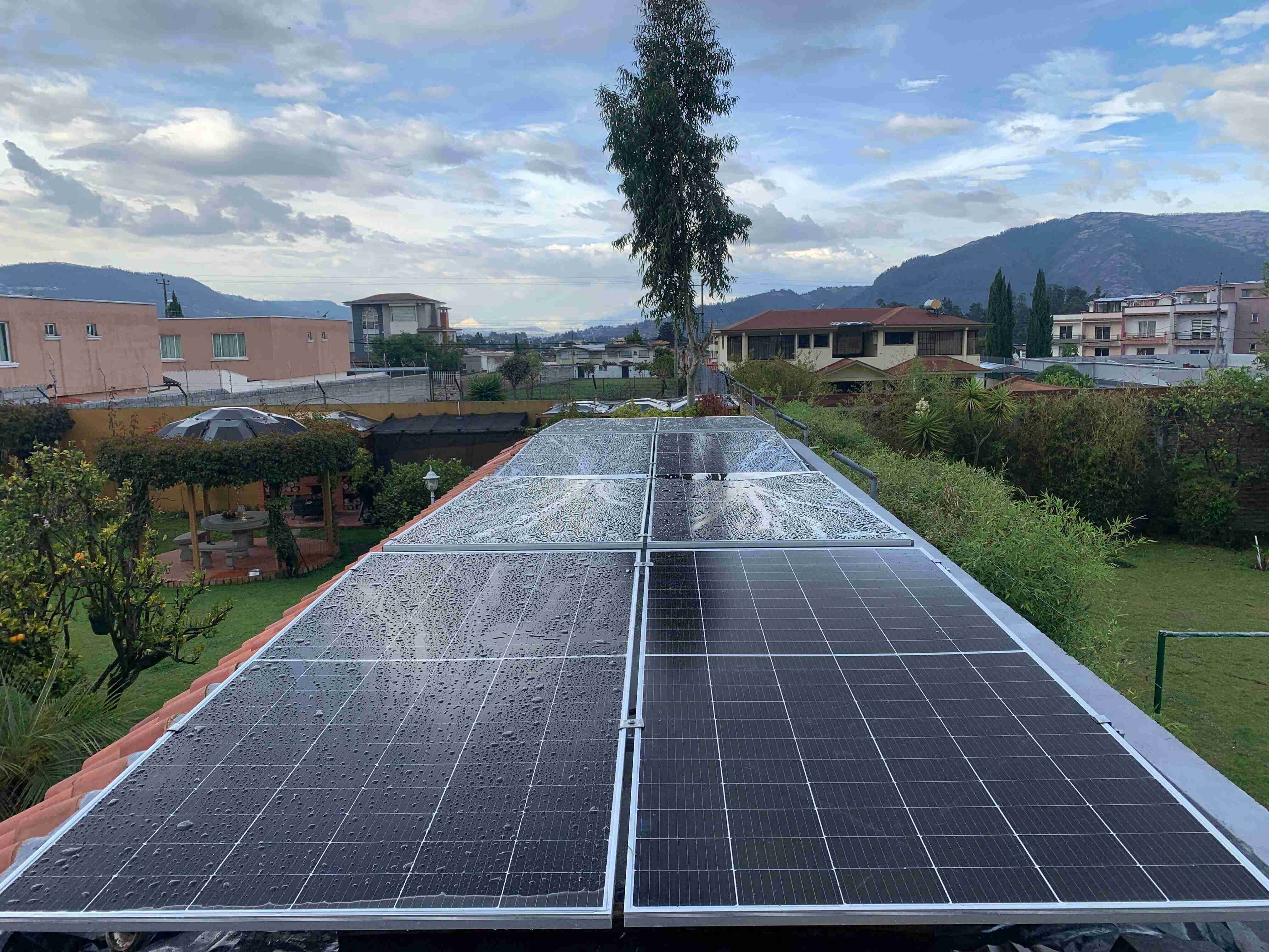 Paneles solares en funcionamiento durante lluvia demostrando eficiencia del sistema fotovoltaico