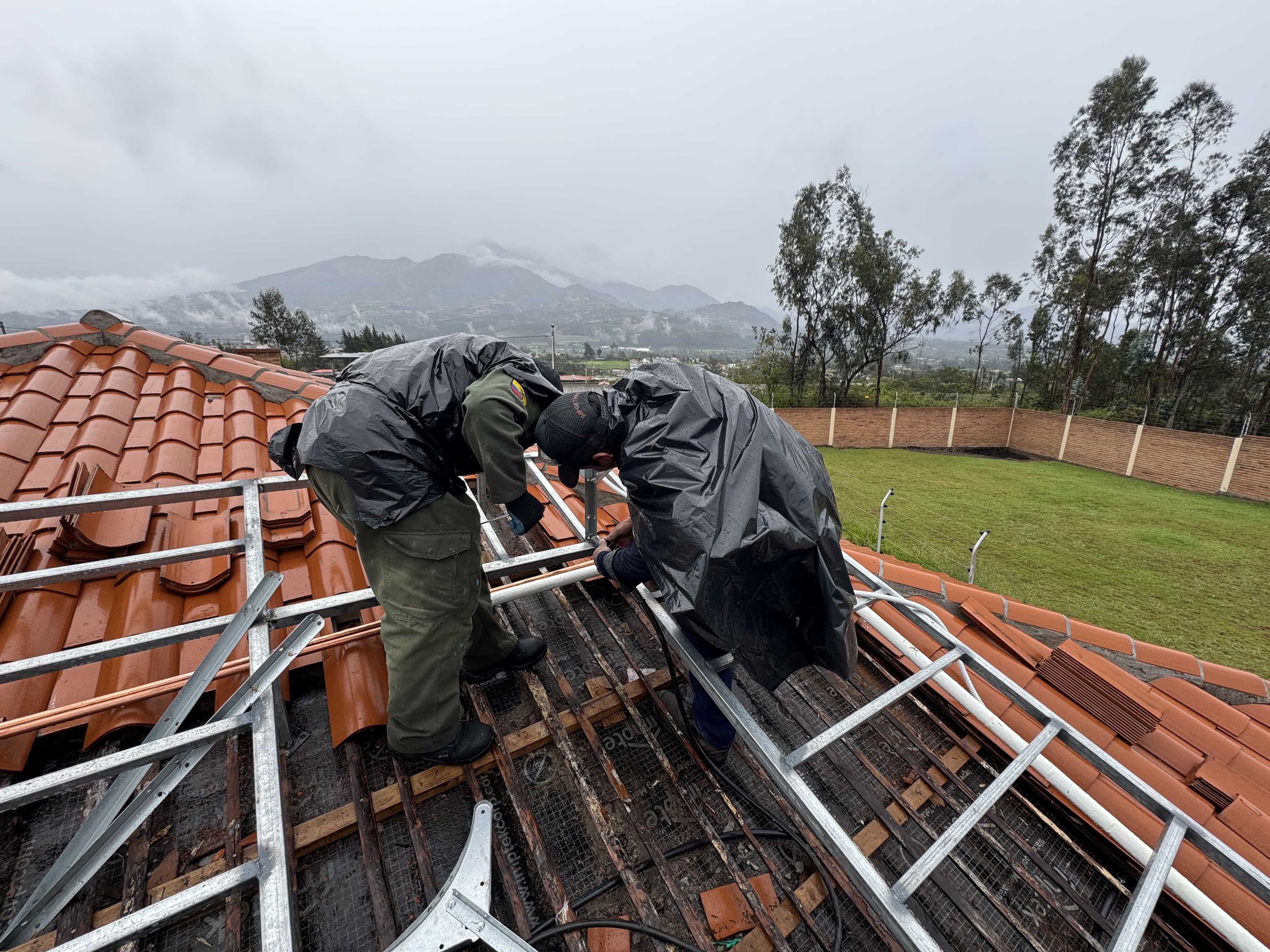 Instalación de sistema de calentamiento de agua solar en Cotacachi Ecuador