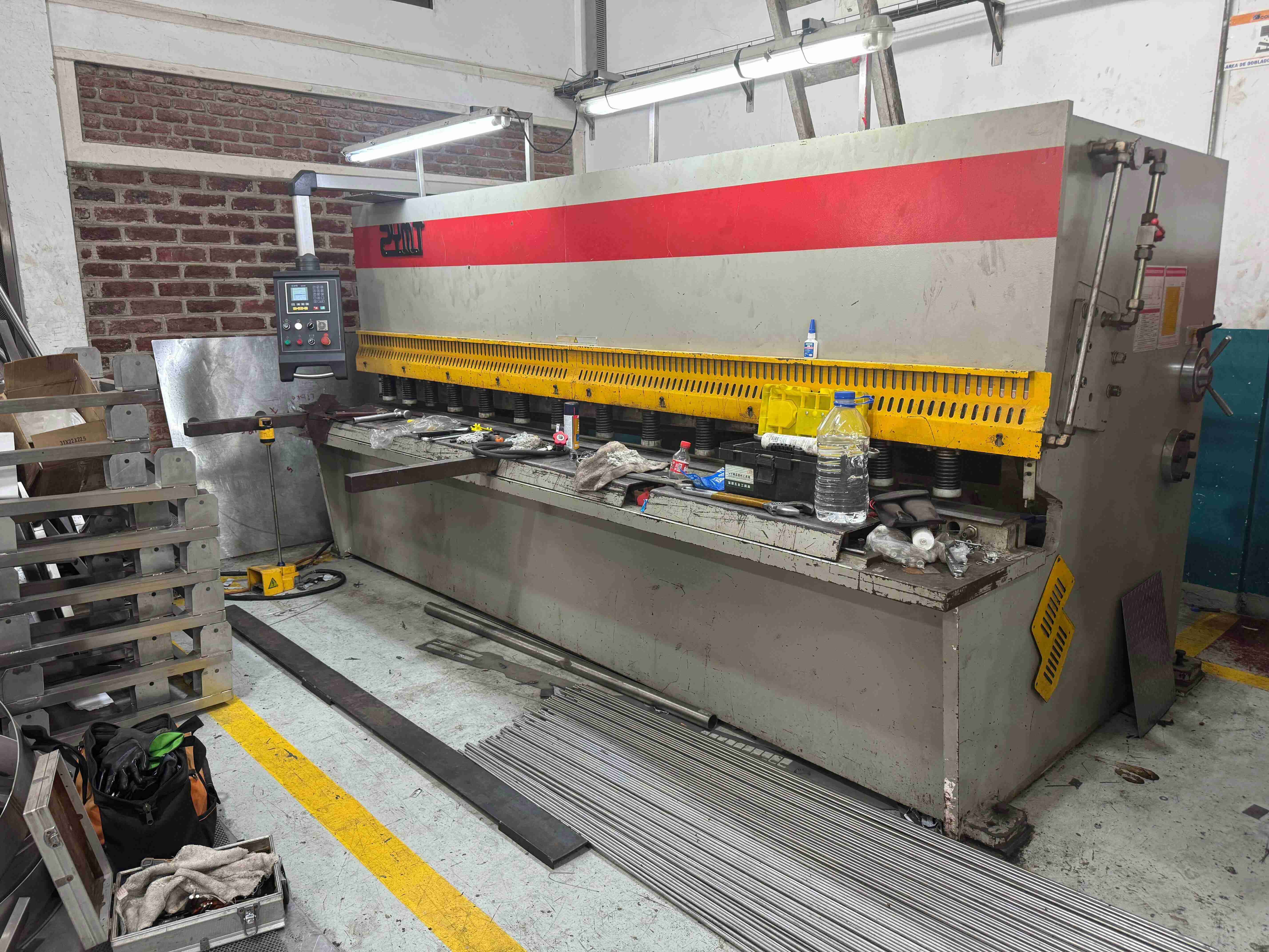 Cizalla hidráulica industrial en proceso de mantenimiento correctivo dentro de taller metalmecánico