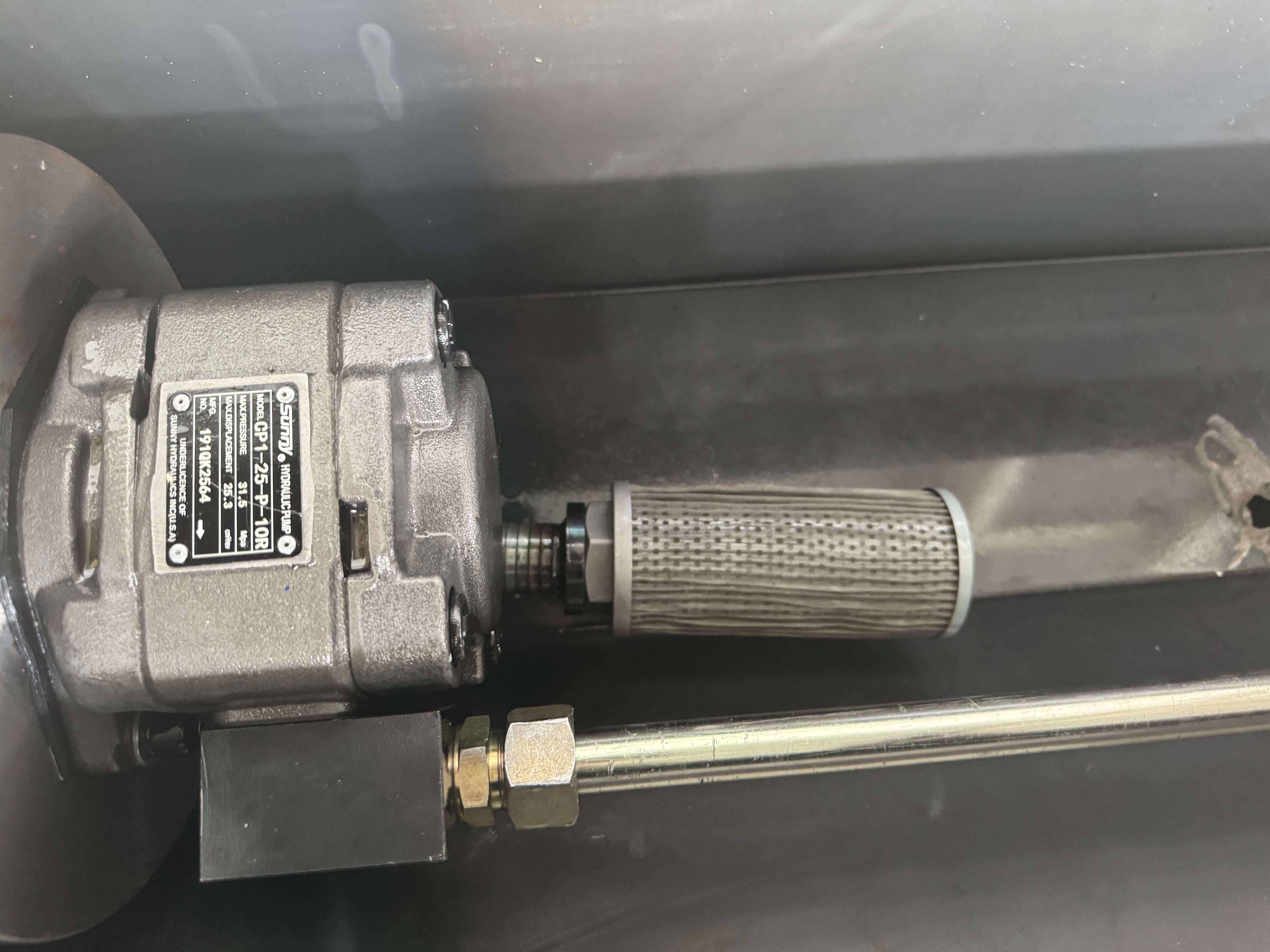 Bomba hidráulica industrial con filtro de aceite, mantenimiento de sistemas hidráulicos y automatización industrial