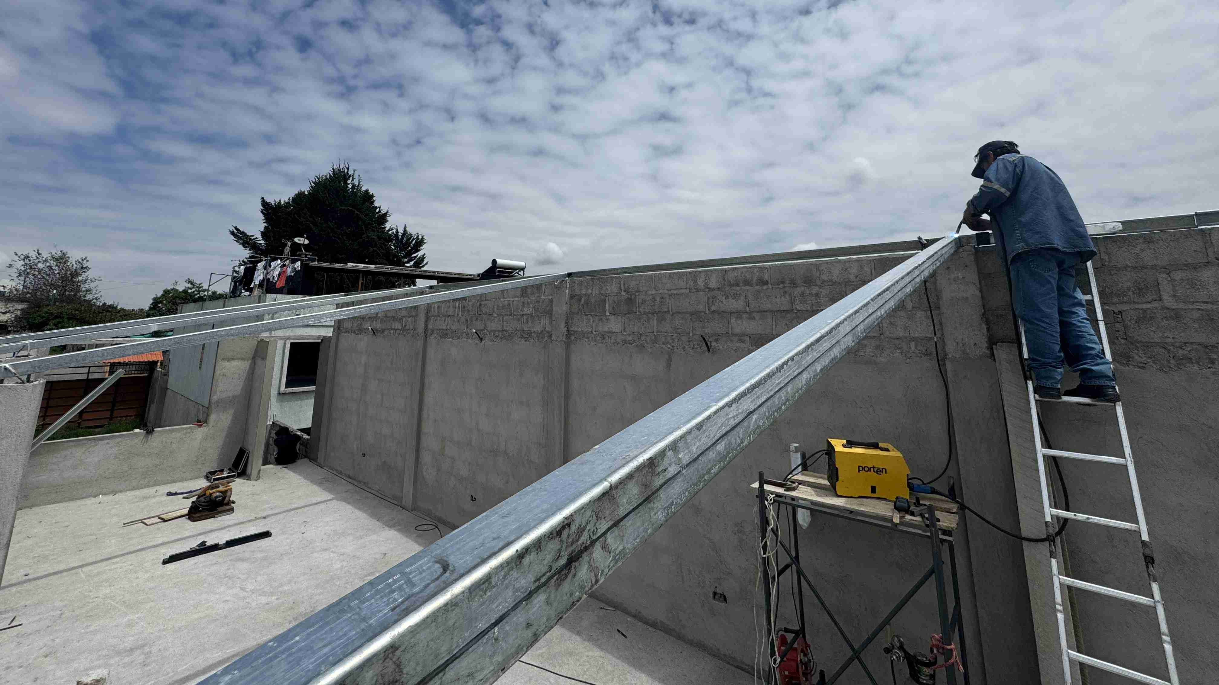 Instalación de estructura metálica galvanizada para techo tipo sandwich en Quito Ecuador
