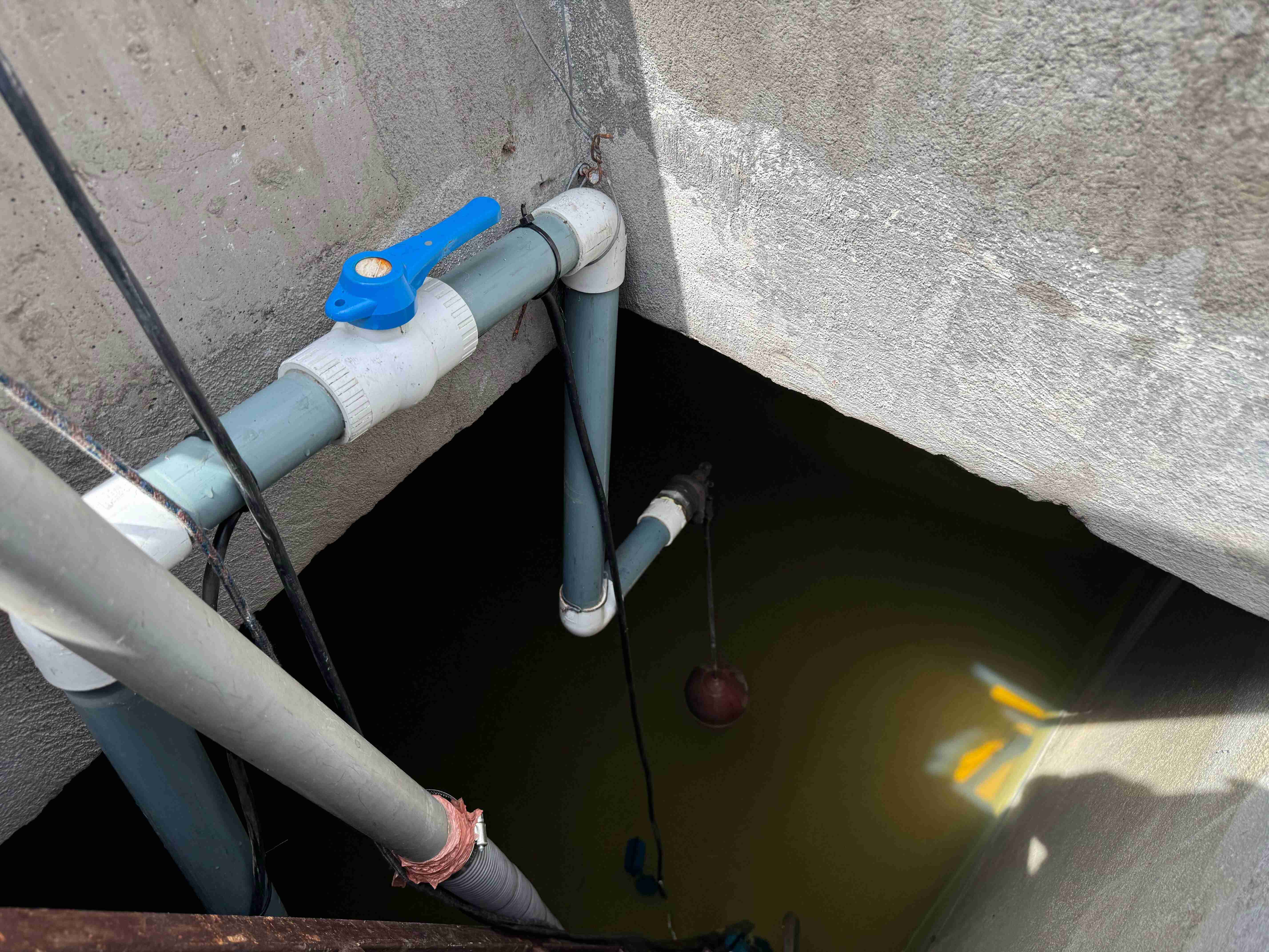 Cisterna sucia y agua contaminada en depósito de reserva de conjunto residencia el Cumbayá Ecuador