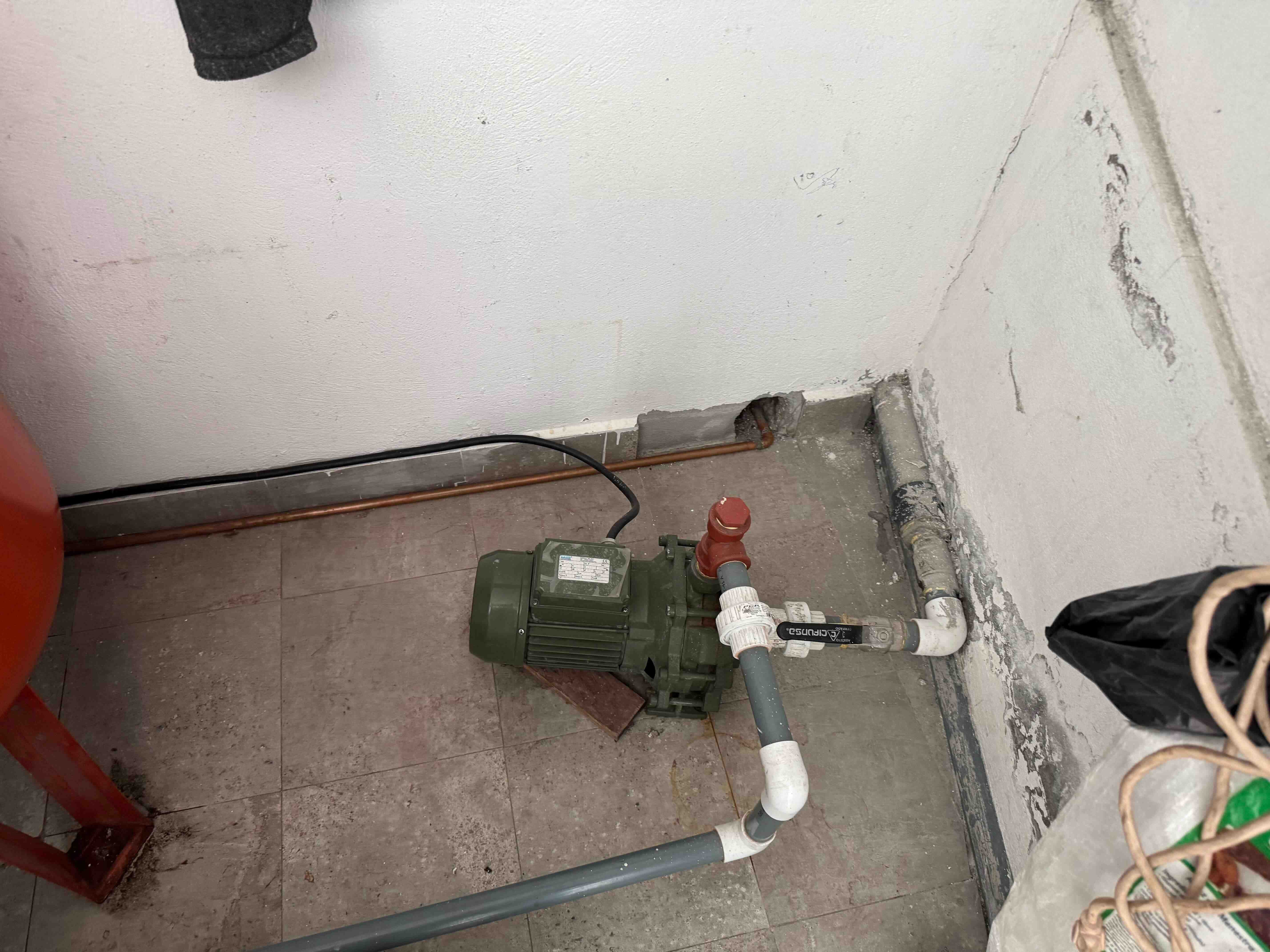 Limpieza y mantenimiento preventivo de bomba y tanque de presión en Cumbayá, Ecuador