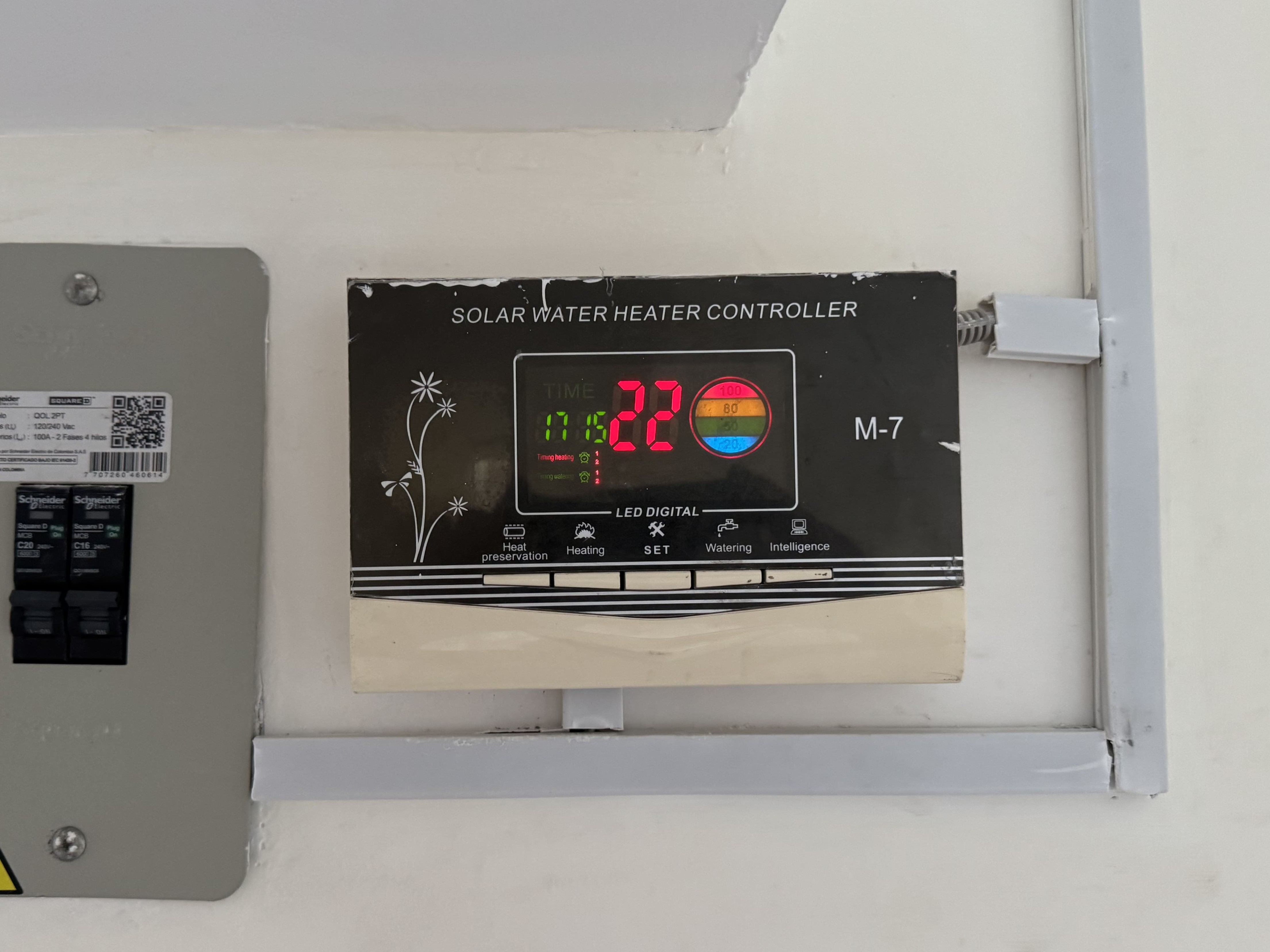 Configuración y verificación de parámetros de controladora de calentamiento de agua solar no presurizado en Quito Ecuador