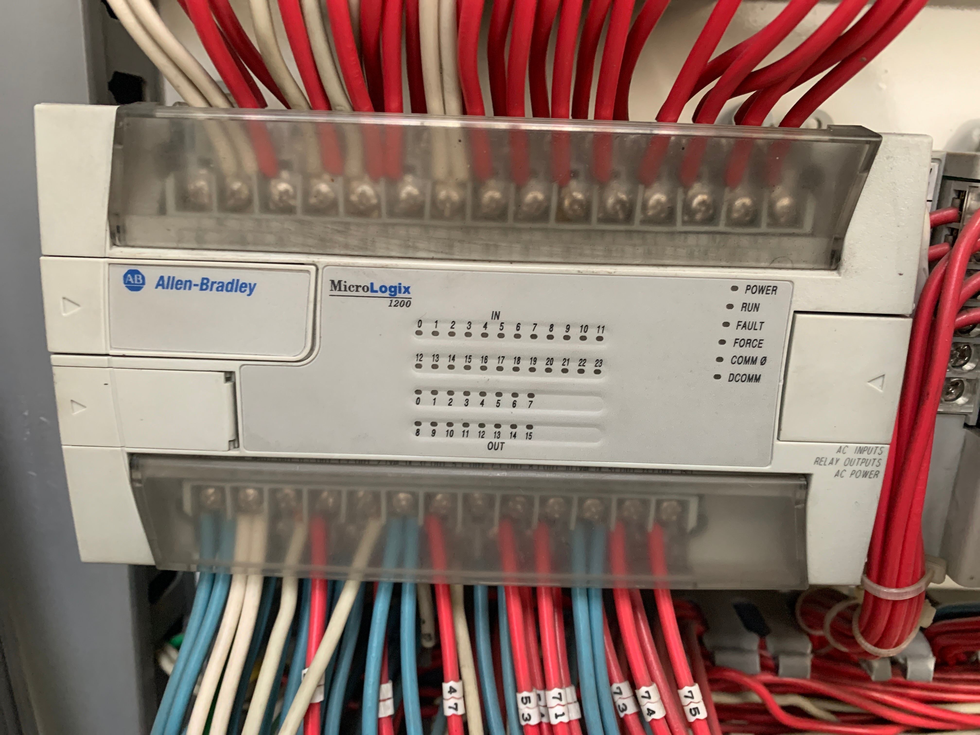 PLC industrial instalado para el control y monitoreo de procesos automatizados en sistemas productivos